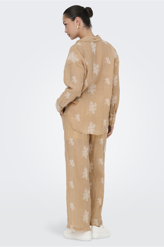 JDYTHEO L/S EMBROIDERY LOOSE SHIRT 15352650 LATTE/FLOWER EMB